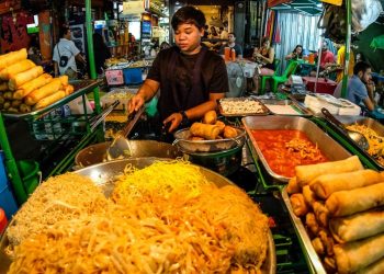 Street Food in Bangkok: Pad Thai and Green Curry – A Flavorful Journey into Thailand’s Culinary Heart