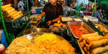Street Food in Bangkok: Pad Thai and Green Curry – A Flavorful Journey into Thailand’s Culinary Heart