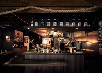 Many Small Japanese Izakayas and Ramen Shops Win Patrons with Simple yet Refined Cuisine