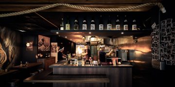 Many Small Japanese Izakayas and Ramen Shops Win Patrons with Simple yet Refined Cuisine