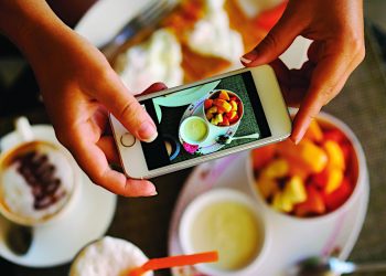 Exploring Local Food Gems: How Food Travelers Are Using Mobile Apps and Maps to Discover Hidden Culinary Treasures